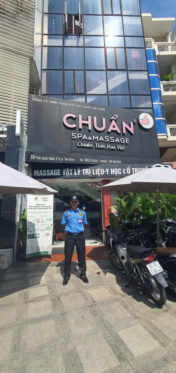 Bảo vệ Long Thiên Bảo trực tại quán cà phê ở Quận 1 TP.HCM
