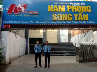 Hai nhân viên bảo vệ Long Thiên Bảo trực tại cổng mục tiêu ở TP.HCM
