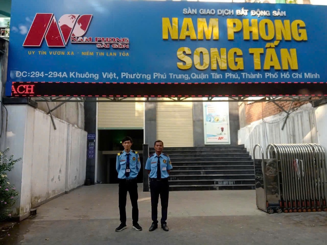 Hai nhân viên bảo vệ Long Thiên Bảo trực chốt tại lối vào mục tiêu ở TP.HCM