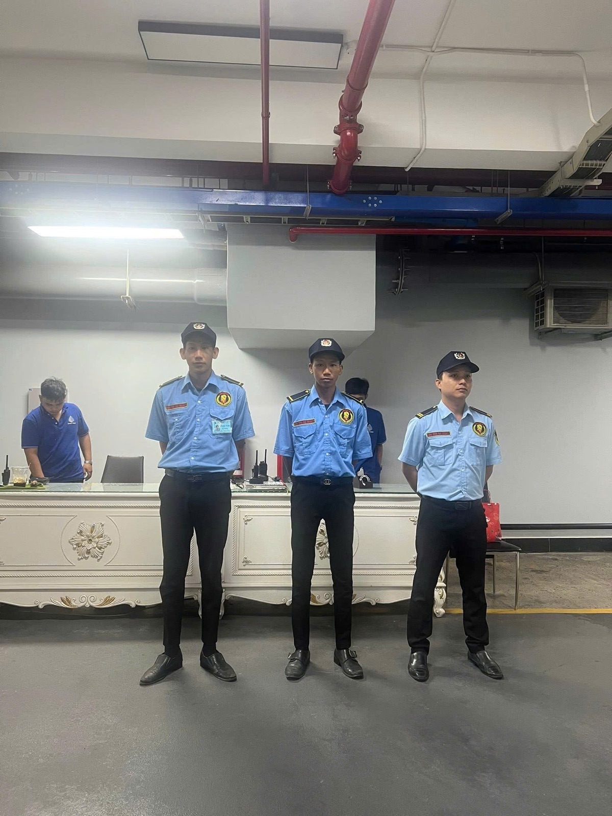 Nhân viên bảo vệ Long Thiên Bảo trực tại phòng khám nha khoa khu vực trung tâm TP.HCM
