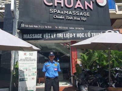 Nhân viên bảo vệ Long Thiên Bảo trực tại cửa hàng ở TP.HCM